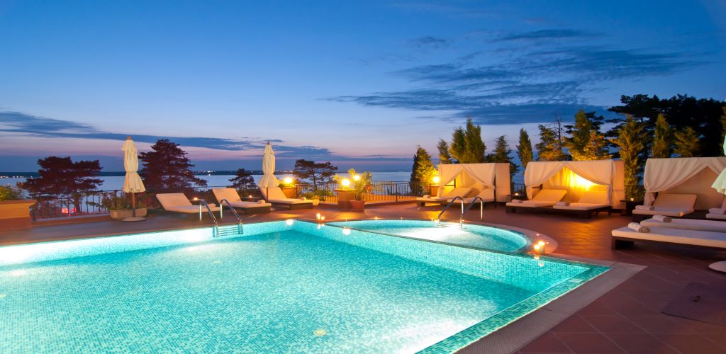 GodoPool's tweet photo. π Would you like to make your poolβs aesthetics breathtaking? Discover the use of fibre optics for pool lighting π https://t.co/7d8CJwkpoP
#Pool #SwimmingPool #PoolBuilder #PoolTechnology #Architecture #Lighting #Marbella #FibreOptics https://t.co/4D6IbuxtVI