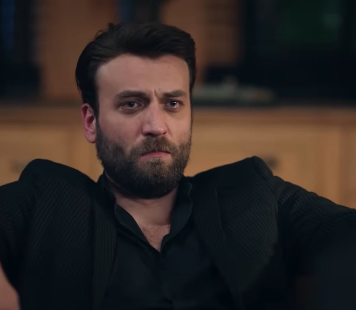 shineee00_'s tweet photo. @hudutsuzsevda_ @medyapimresmi @nowtvturkiye @DisneyPlusTR Bakın binbaşı ölurse ve Zeynep Halilın elini tutmazsa ben yokum. İzlemeyeceğim artık. Tehdit değil uyarıyorum sadece https://t.co/EC1VuNOrYk