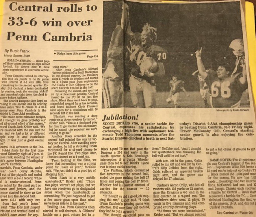 BigHossMan24's tweet image. #TBT
11/16/90. Tiger Stadium Hollidaysburg.
D6 Class 3A semifinals. Led by a ground attack of Aaron Crilly, Chris Plunkett & Willie Kitt Dragons rush 38 times for 258yds in a 33-6 win over Penn Cambria. Panthers led by Justin Wheeler with 10 rushes /44yds ,3 catches for 28 yds