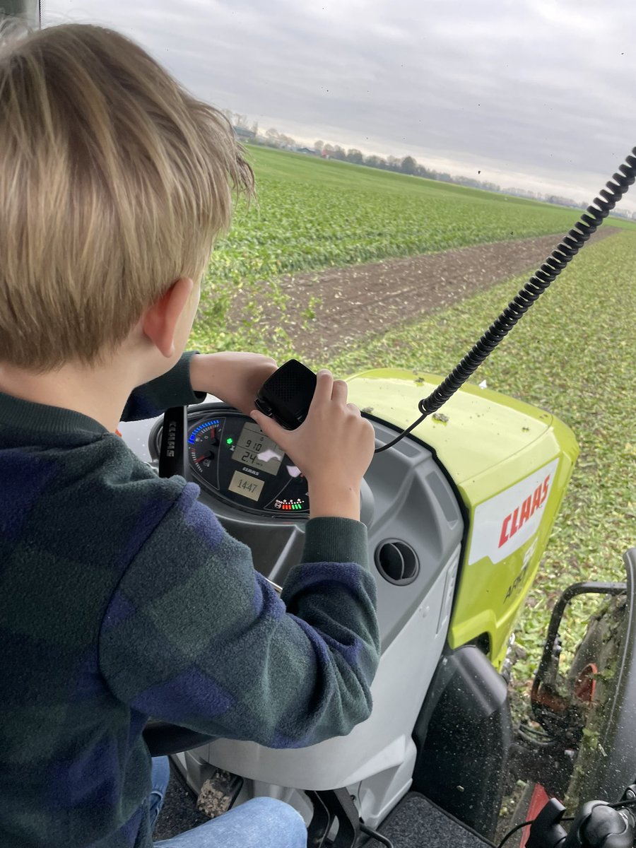 De jeugd vandaag ook ff beetje opgeleid, sturen, gas geven. 💪
#jeugdheeftdetoekomst #oogst 🥬