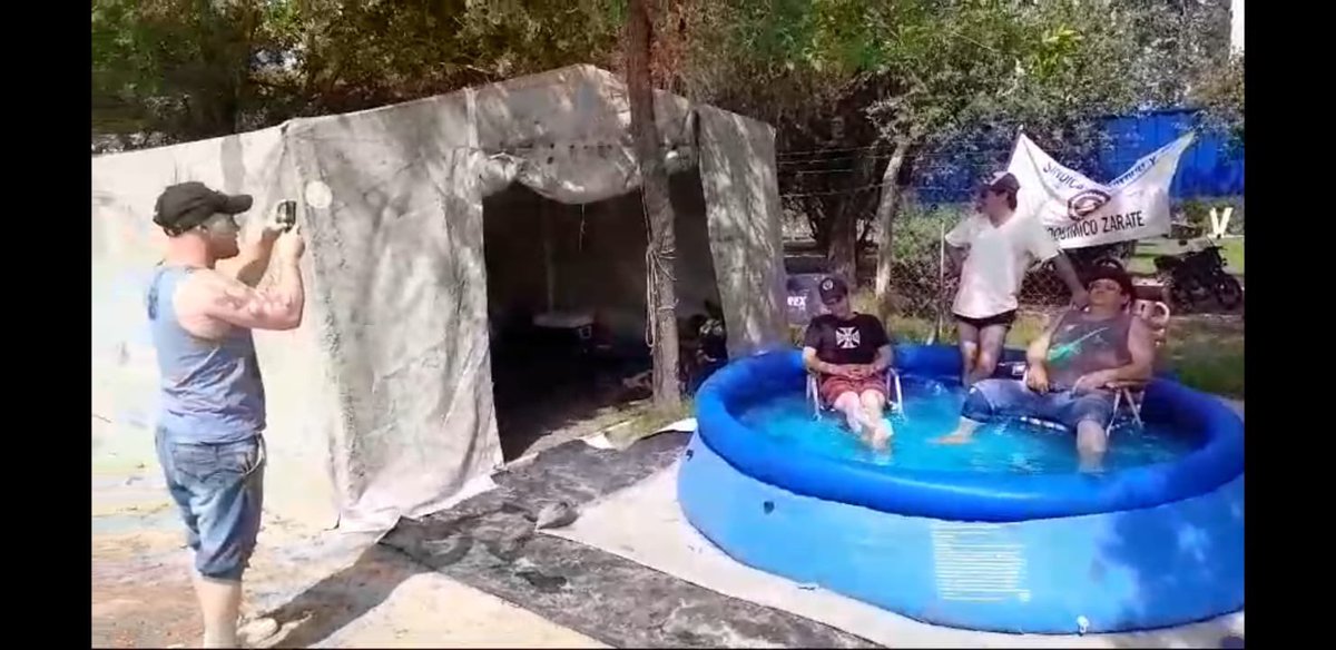 Los muchachos del sindicato de químicos de Zarate no están de protesta, están de joda con el único fin de arruinar a FADEMI la principal fuente de empleo privado de Larroque provincia de Entre Rios. Ahora se pusieron una pileta en la puerta de la
Empresa. ESTADO AUSENTE 🤷🏻‍♂️