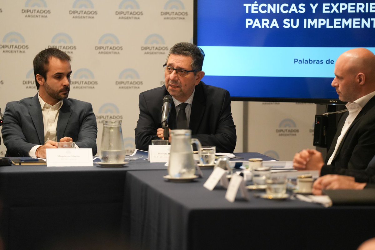 En <a href="/DiputadosAR/">Diputados Argentina</a> debatimos sobre la importancia del lenguaje claro. Un gran encuentro con representantes de los tres poderes del Estado, donde compartí el trabajo que estamos haciendo en la Secretaría Legal y Técnica para que la ciudadanía comprenda mejor las normas jurídicas.