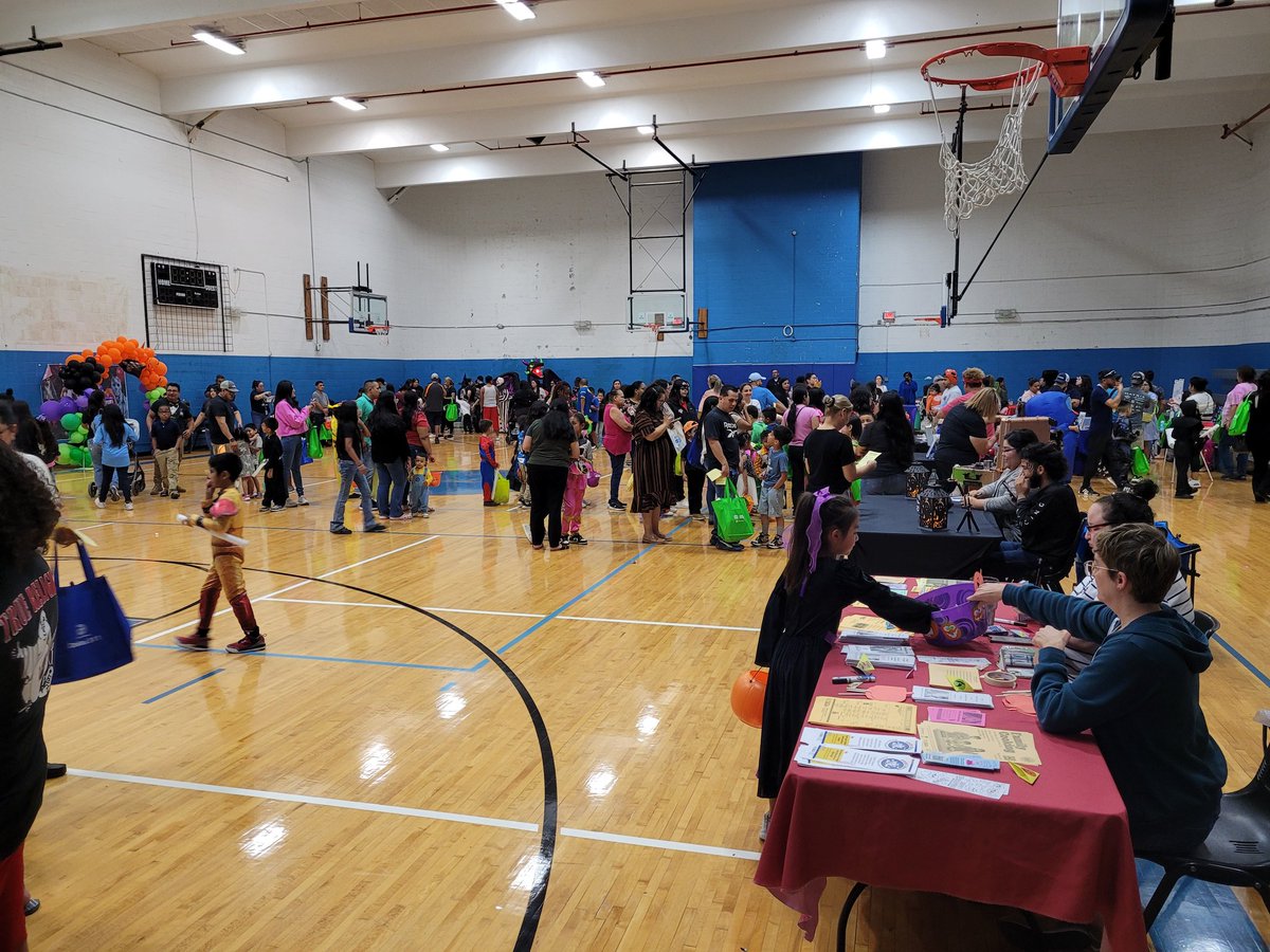 We had a great time at Anita Martinez Recreation Center Fall Festival along with Lakewest Storefront NPOs! Have a safe Halloween! 
#DPDUNIDOS 
👻🎃👮‍♂️👮‍♀️🧟‍♂️🕸🍫🍬