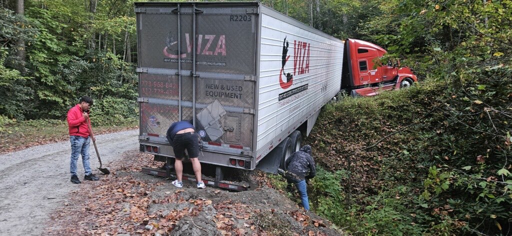 Christ_Rangers's tweet photo. Members of the Christian Rangers who were on their way to support us out in the mountains stopped to help a trucker get unstuck. We will always help out if we are able to! #WNCStrong https://t.co/lnz58CgCSg