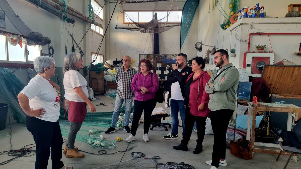 anamirandapaz's tweet photo. 🌊 Rematamos estes días de semana de circunscripción de traballo en Galiza, na Guarda, con interesantes reunións coas #redeiras e na confraria. O sector pesqueiro é vital nas nosas vilas costeiras e como #eurodeputadagalega @obloque a defendelo a morte en Bruxelas. https://t.co/sGsxDpL9aD