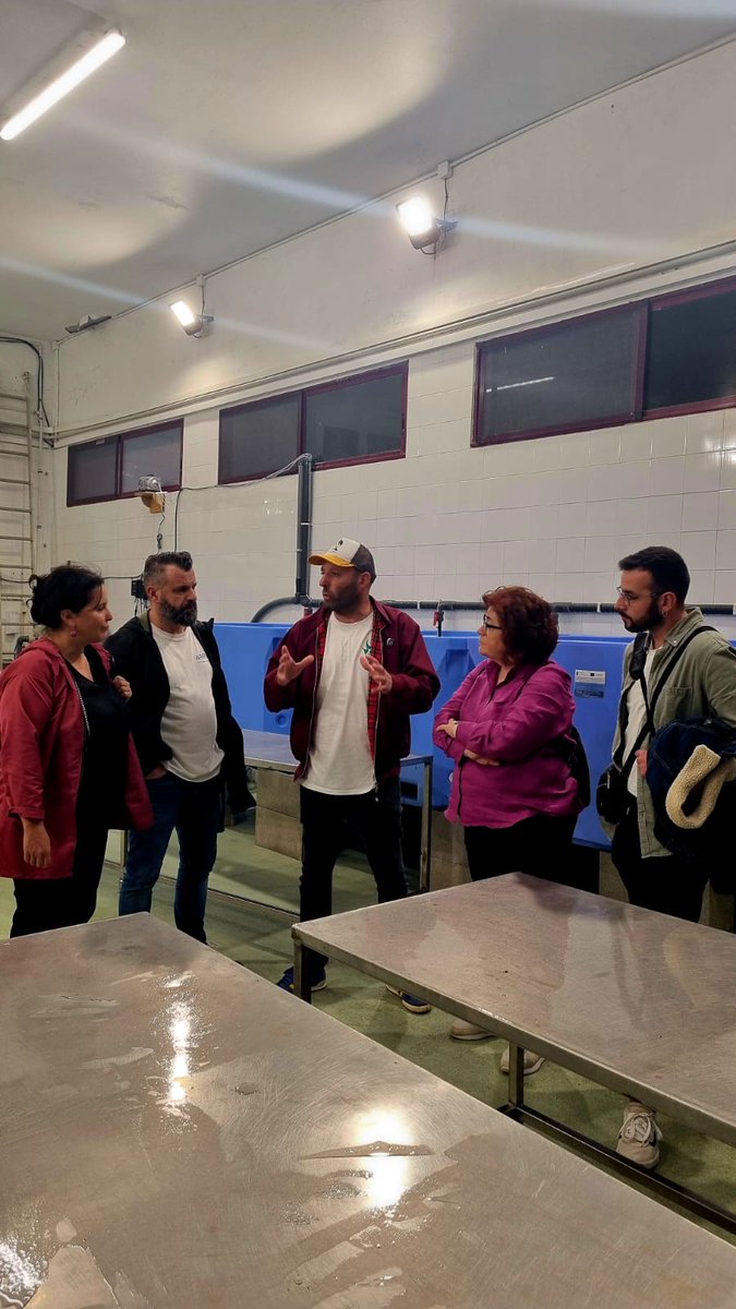 anamirandapaz's tweet photo. 🌊 Rematamos estes días de semana de circunscripción de traballo en Galiza, na Guarda, con interesantes reunións coas #redeiras e na confraria. O sector pesqueiro é vital nas nosas vilas costeiras e como #eurodeputadagalega @obloque a defendelo a morte en Bruxelas. https://t.co/sGsxDpL9aD