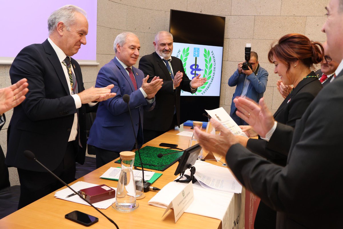 depulugo's tweet photo. 🎓O Presidente da @depulugo recoñece a Azucena Mora como “referente en investigación” na súa incorporación á Academia de Ciencias Veterinarias de #Galicia

👉🏻 https://t.co/zb7YYhU03p https://t.co/pZFbZT7L7C