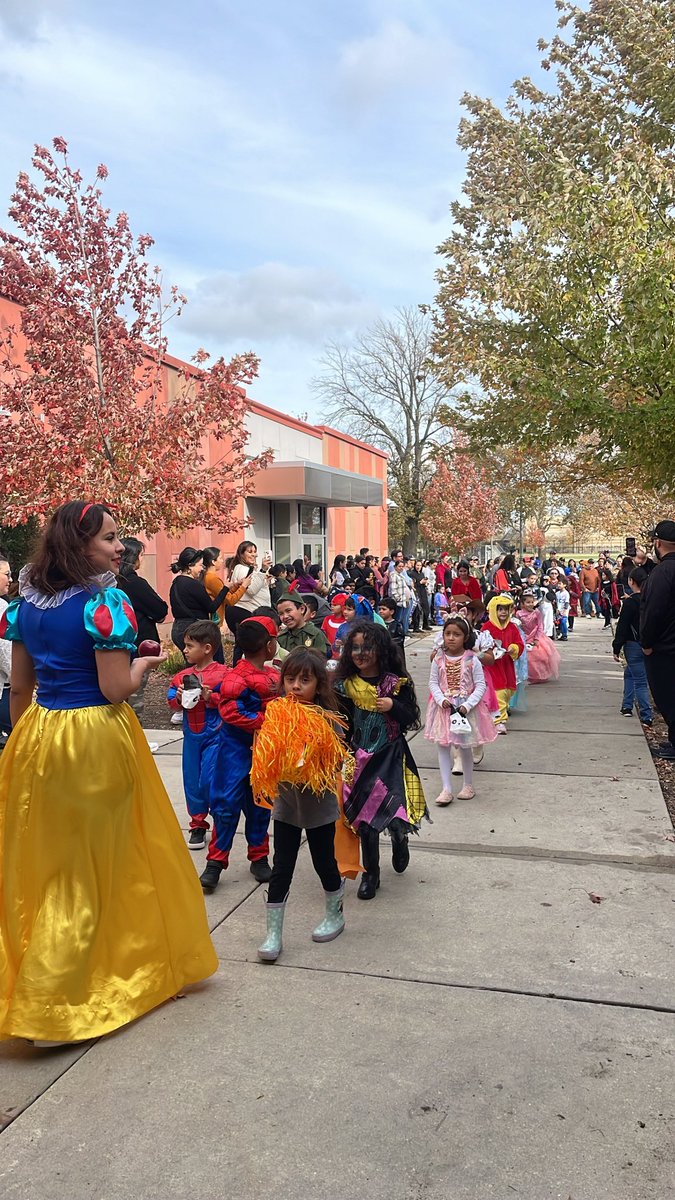 DaisyH_AP's tweet photo. We had a lot of fantastic costumes @durkinbulldogs today! Check out the speciality, Durkin Donuts! @ChiPubSchools @Network10CPS https://t.co/8BUxWkeTyo