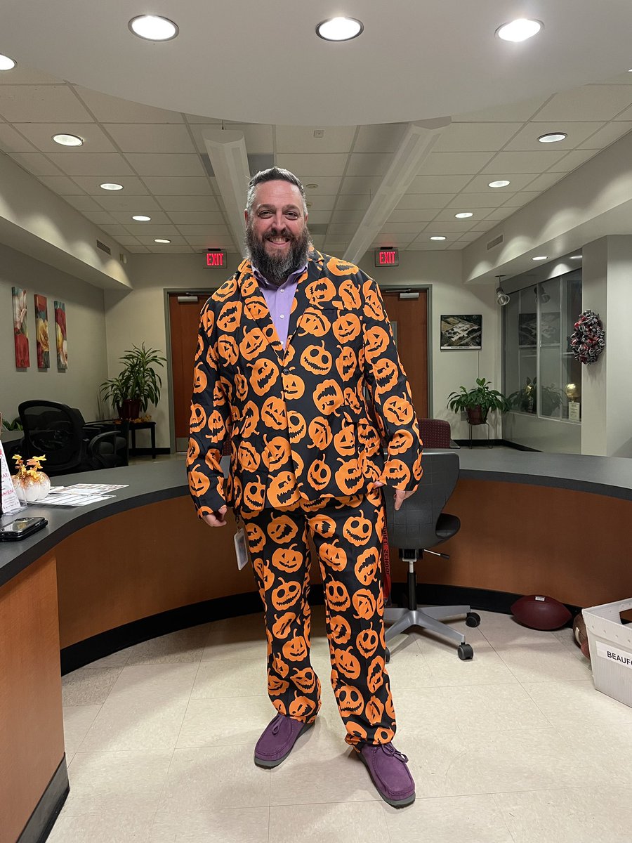 rsteachwithlove's tweet image. Bringing some Halloween spirit to work in style! 🎃👻 Gotta love a good pumpkin suit! #Halloween #SpookySeason #PumpkinStyle