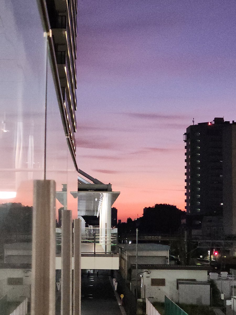 SusyAzussa's tweet photo. 金曜日の電車は空いてる、おはようございます、文庫版の大地の子を読んでいるビーサン姿のサーファーが向かいに座ってます、よい波が来ますように🌊🏂🌊 #bookspy https://t.co/93SqTYp74g