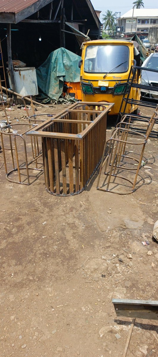 Pemisire_01's tweet image. #Pacesetter
#BarStools
#BarTable
Customer's request vs what he got 
Kindly RT pls, my customers dey una TL🤲🏽

Doings by the Pacesetter Steel Fabrication Co. Fabrication of interior works &amp;amp; all sorts of iron fabricating works. Contact us on - 0914301711 or wa.link/b9a75v