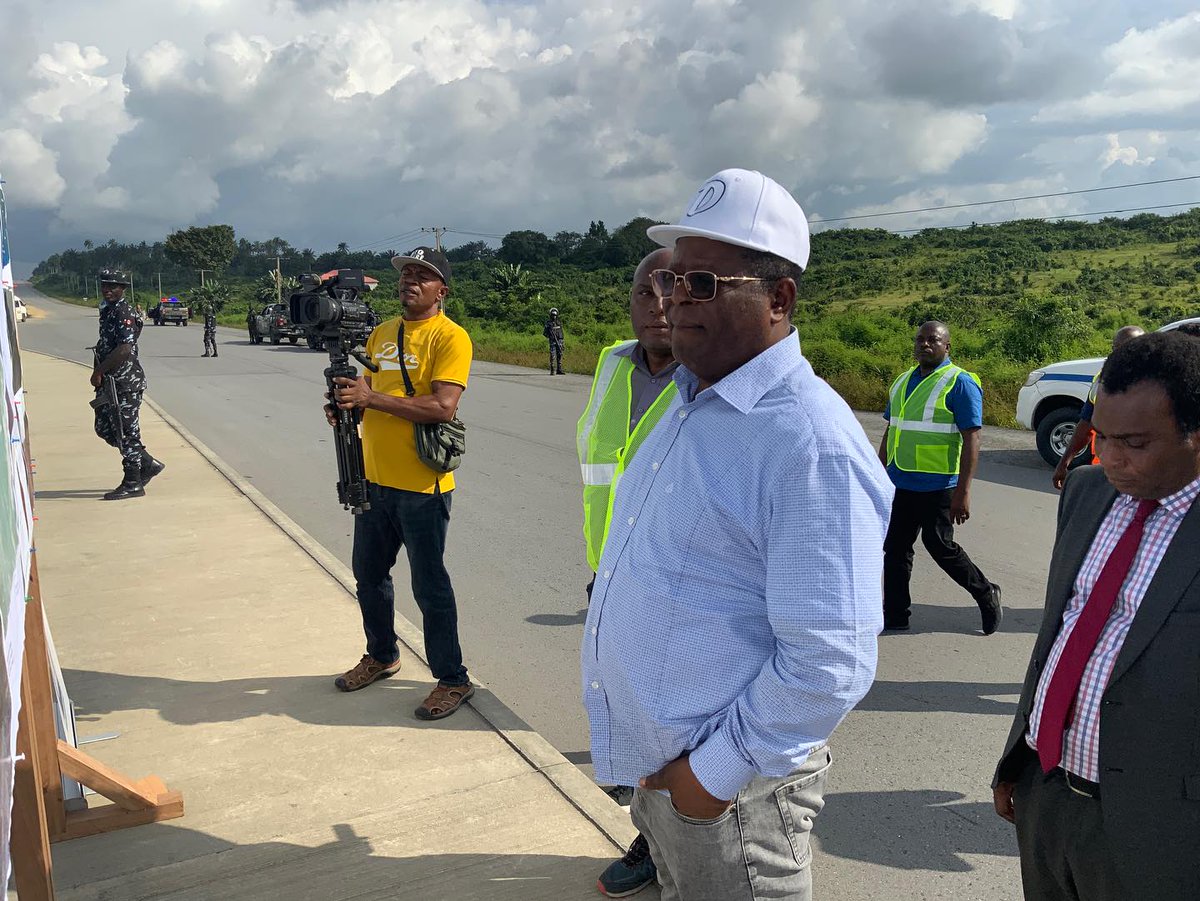 thecableng's tweet photo. All federal roads will be motorable before Christmas, says Umahi | TheCable https://t.co/uRtK3iaqwm https://t.co/ORxPNJ7T9z