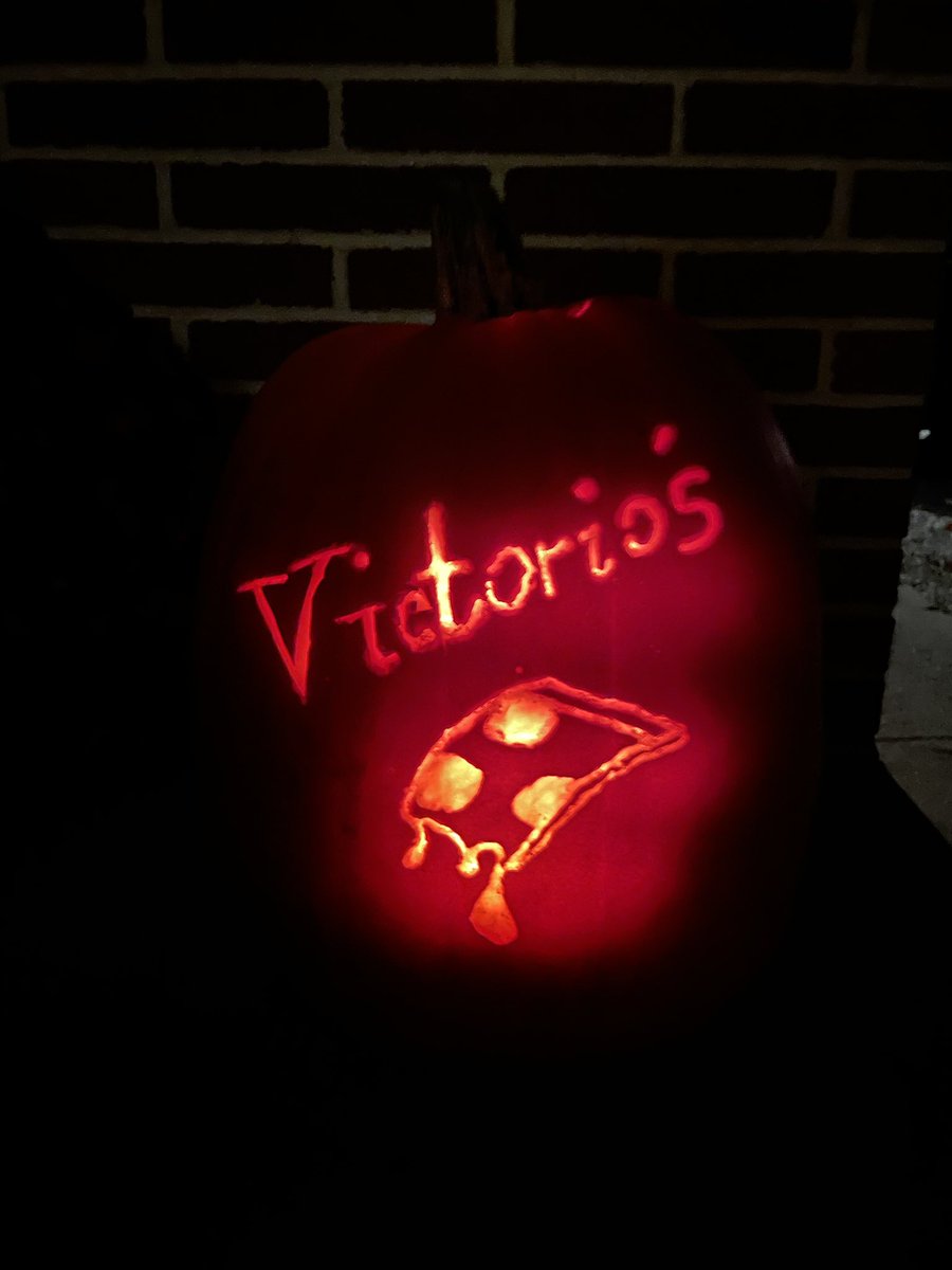 PizzaVictorios's tweet photo. Happy Halloween from the Victorio’s Pizza Fam!  
Pumpkin carved by Mati Williams! https://t.co/mk4JPZa25Y