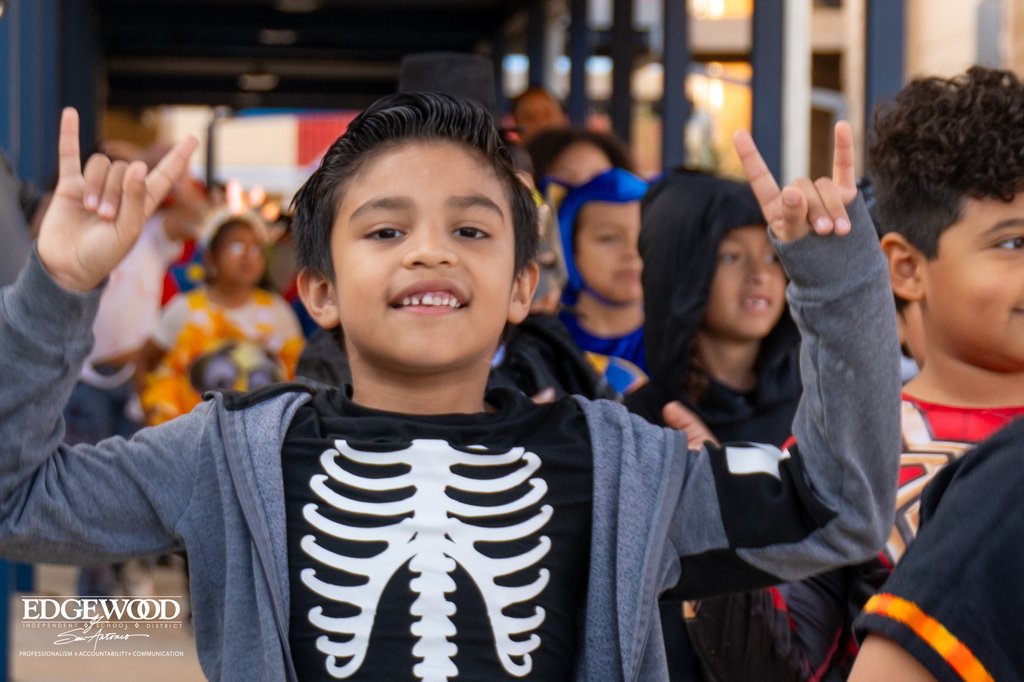 RooseveltDLA's tweet photo. We had spooktacular fun at our  Storybook Character Parade! 📚✨ Thank you to everyone who joined the fun and made this day unforgettable! 

¡Gracias a todos los que se unieron a la diversión y hicieron que este día fuera inolvidable!📚✨ https://t.co/nnnMUludQQ