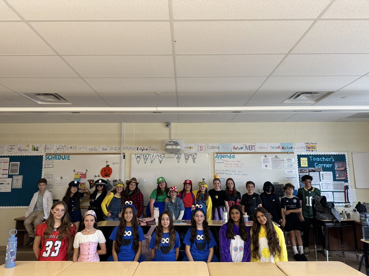 MissDigiulio's tweet photo. Happy Halloween 👻🎃 @stanne_school https://t.co/dbTBzaY1rw