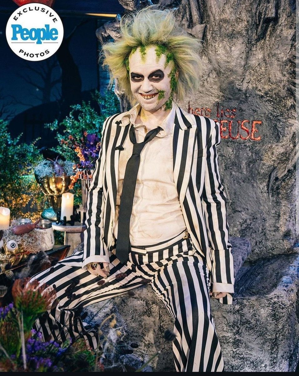 PopCrave's tweet photo. Kelly Clarkson as Beetlejuice for Halloween. https://t.co/jAvUwJiFpO