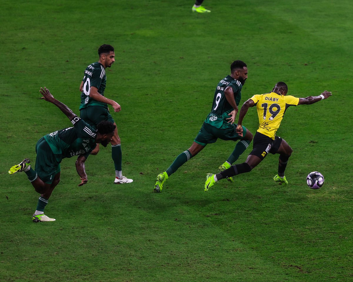 ittihad's tweet photo. ديربي البحـر .. إتي ومطر ⛈️💛 
#الاتحاد_الاهلي https://t.co/bBihR3UxZ1