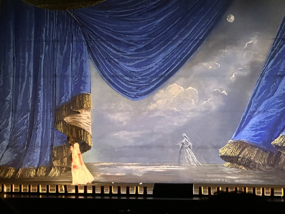OruMigue's tweet photo. Muy chula #LuciadiLammermoor en la #DeutscheOper 👏🏻👏🏻 https://t.co/rUwQok9YbH