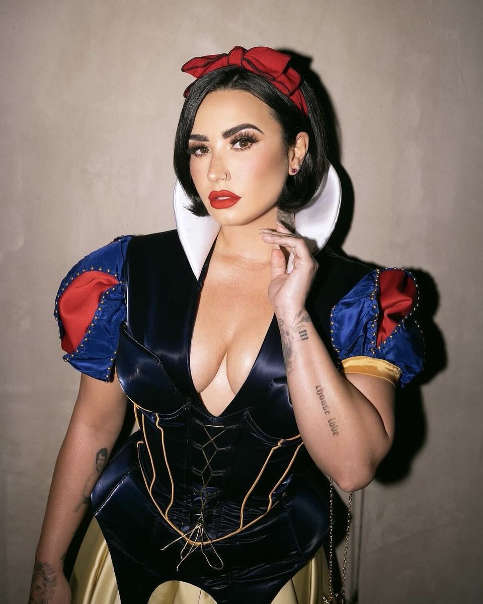 IslandRecords's tweet photo. No tricks, just treats 🎃 Happy Halloween 👻 https://t.co/CRQfrBEESH