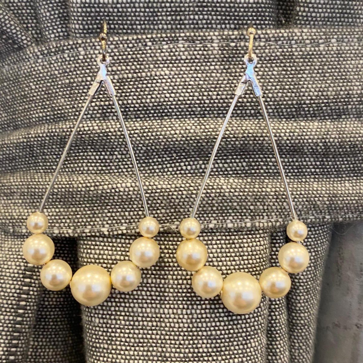 hblossombridal's tweet image. 🤍 PRETTY PEARLS 🤍
These stunning, handmade pearl earrings by local designer @RachelChaprunne are so elegant! The Ornella earrings are a super cute addition for the bride or any member of the bridal party!

#weddingplanning #bridetobe #wifetobe #soontobemrs #bridalaccessories