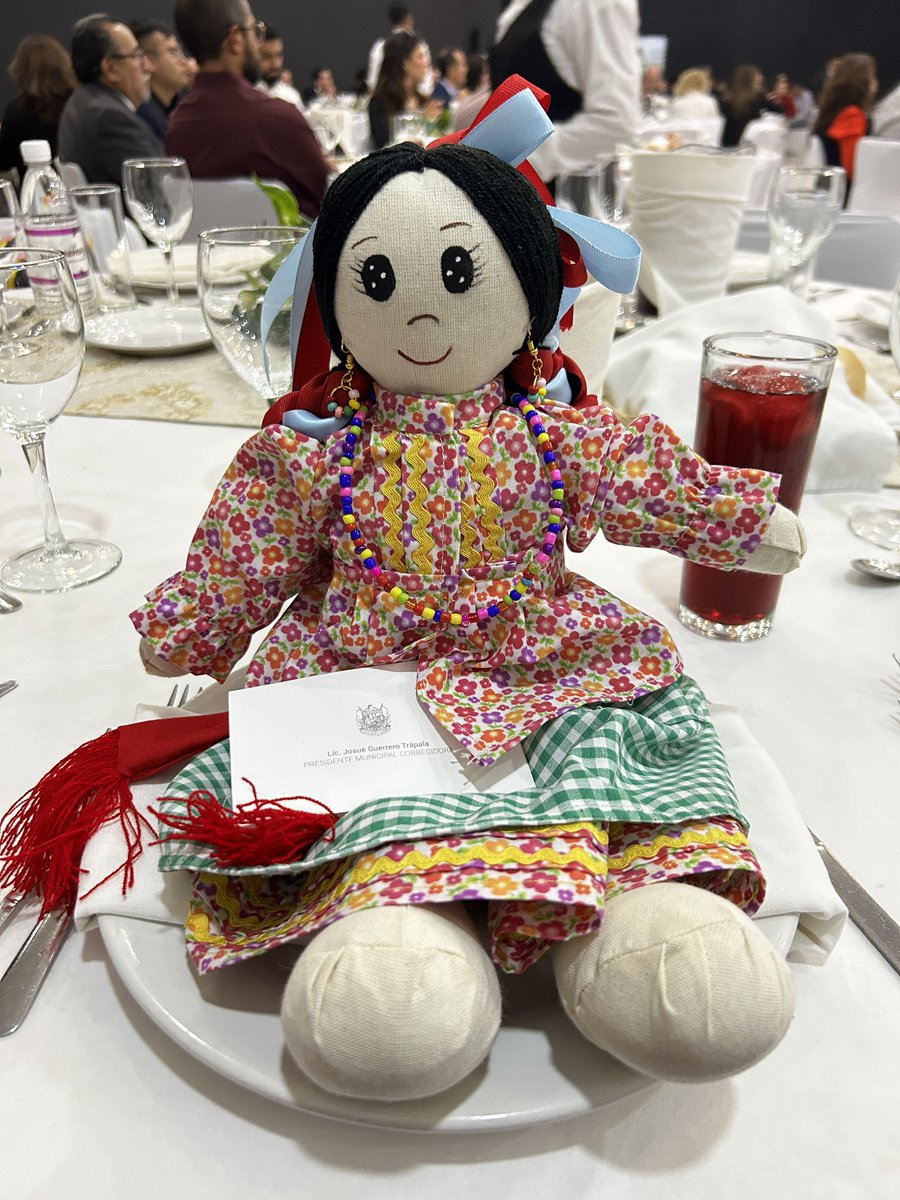 LauraMex's tweet photo. Vean que bonito regalo de @JosueGro en el Congreso de @Canacope_Qro 💖 se llama #Pueblito
#Corregidora
#LauraRealtor https://t.co/ioozDeD846