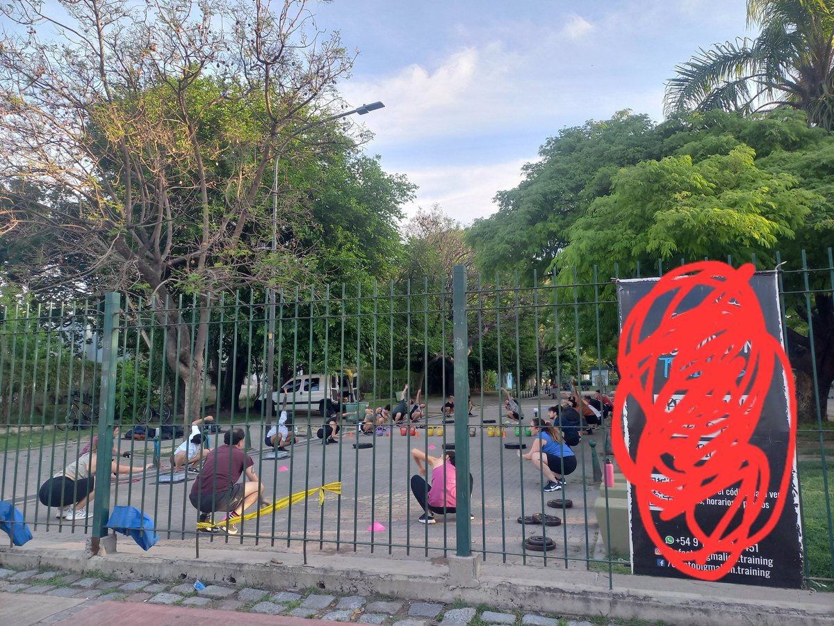 Gimnasios privados ocupando el espacio público todos los días de la semana, sí. 
Manteros ocupando las veredas los fines de semana, los sacan con la policía.
Clasismo, estigmatización, selectividad penal, ejemplo gráfico. 
Sos de lo peor, <a href="/jorgemacri/">Jorge Macri</a>