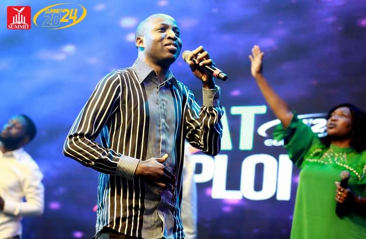SummitAbuja's tweet photo. Let your praises rise to the heavens as ๐๐ข๐ง๐ข๐ฌ๐ญ๐๐ซ ๐๐ฎ๐ง๐ฌ๐ข๐ง ๐๐ฒ๐๐ค๐๐ง ushers us into an intimate moment with the King of Glory and the presence of the Almighty!๐ฅ๐ฅ
.
.
#GreatExploits
#SummitConference
#SummitBibleChurch https://t.co/52Pk7UggJw