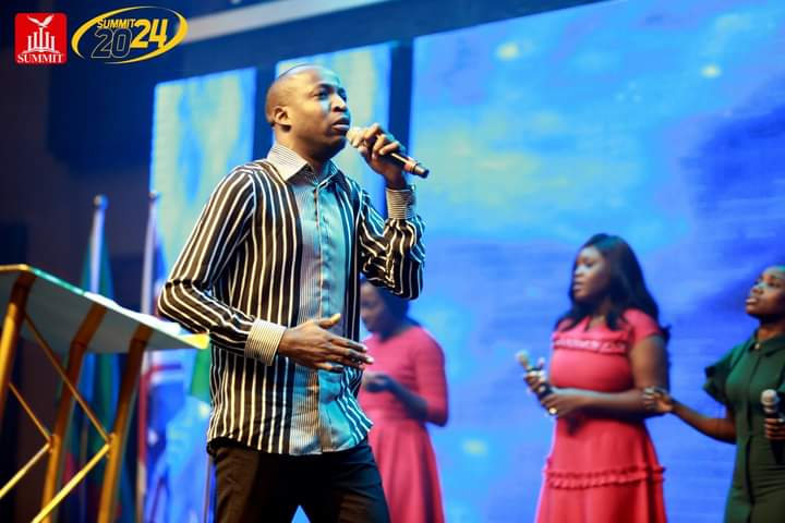 SummitAbuja's tweet photo. Let your praises rise to the heavens as ๐๐ข๐ง๐ข๐ฌ๐ญ๐๐ซ ๐๐ฎ๐ง๐ฌ๐ข๐ง ๐๐ฒ๐๐ค๐๐ง ushers us into an intimate moment with the King of Glory and the presence of the Almighty!๐ฅ๐ฅ
.
.
#GreatExploits
#SummitConference
#SummitBibleChurch https://t.co/52Pk7UggJw