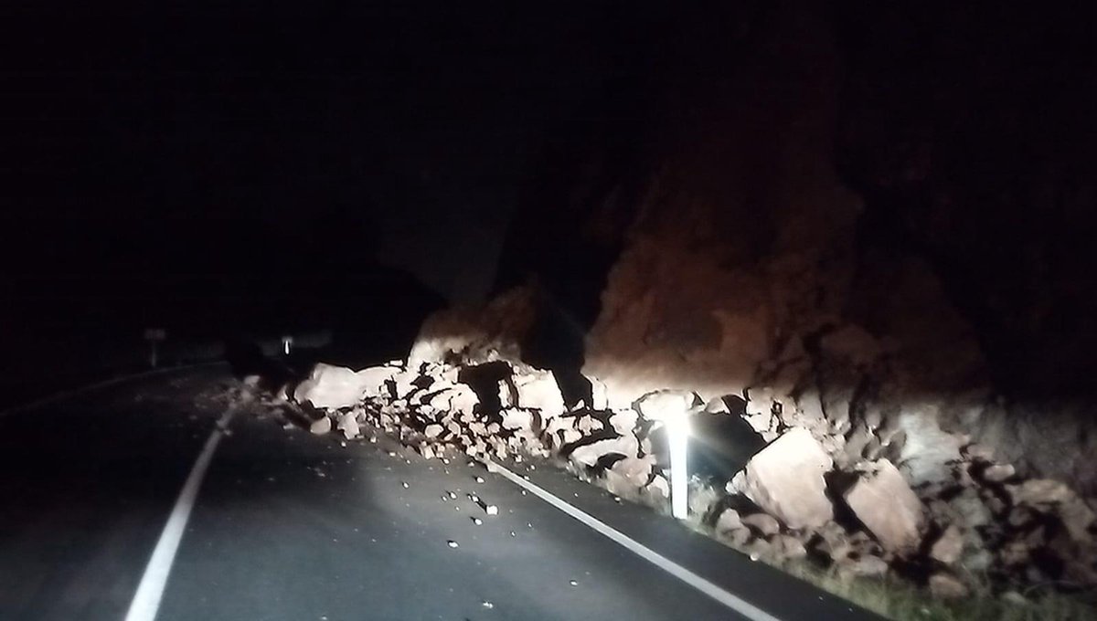 FomentoAND's tweet photo. 🚨#Aviso 🚧 Cortada la carretera A-421, desde #Villafranca a #Adamuz (#CórdobaESP) por desprendimientos
🚘 Habilitado un desvío por autovía A4 por #Algallarin
🙏 Máxima #precaución y siga los consejos del @E112Andalucia 👇
#DANA⛈️ #Andalucía https://t.co/CSG2LdpeE5