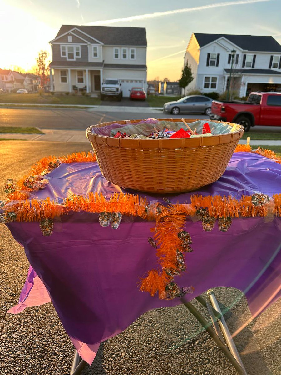 Trinity5206's tweet image. Endless streams of children, filled with the joy of seeking candy, happily approached me. They wore various costumes, their faces beaming with happy smiles, adding infinite childlike fun and charm to this mysterious holiday.
#Halloween #Joy #USA