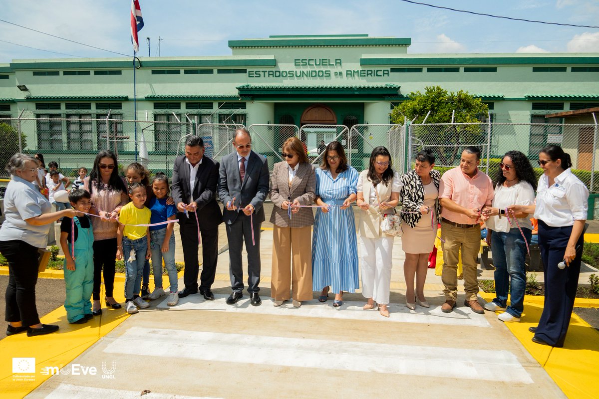 mUEveCR's tweet photo. Esta mañana inauguramos la segunda obra demostrativa en el cantón de Flores, Heredia.

Esta obra tiene como fin mejorar el entorno y el acceso a la Escuela Estados Unidos de América, priorizando el cruce de personas peatonas, entre estos niños y niñas.

@UEenCostaRica https://t.co/AZqC4jCwSz