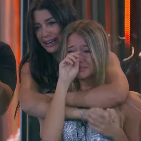 ay chicas nunca había escuchado a cazzu hablar y ahora la amo, les juro que no doy más del llanto déjenla en paz a mi nueva amiga personal que la conchuda de angela aguilar no se atreva a pisar mis tierras NUNCA