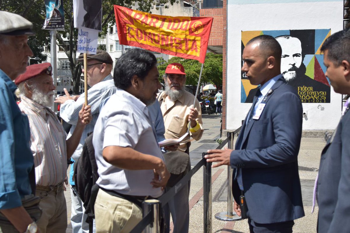 OscarFigueraPCV's tweet photo. #31Oct Una vez más acudimos al Ministerio Público a exigirle al Fiscal General de la República que investigue los casos de los militantes del Partido Comunista de Venezuela @PCV_Venezuela asesinados en los últimos años.

¡Basta de impunidad! https://t.co/tCB9IrOp37