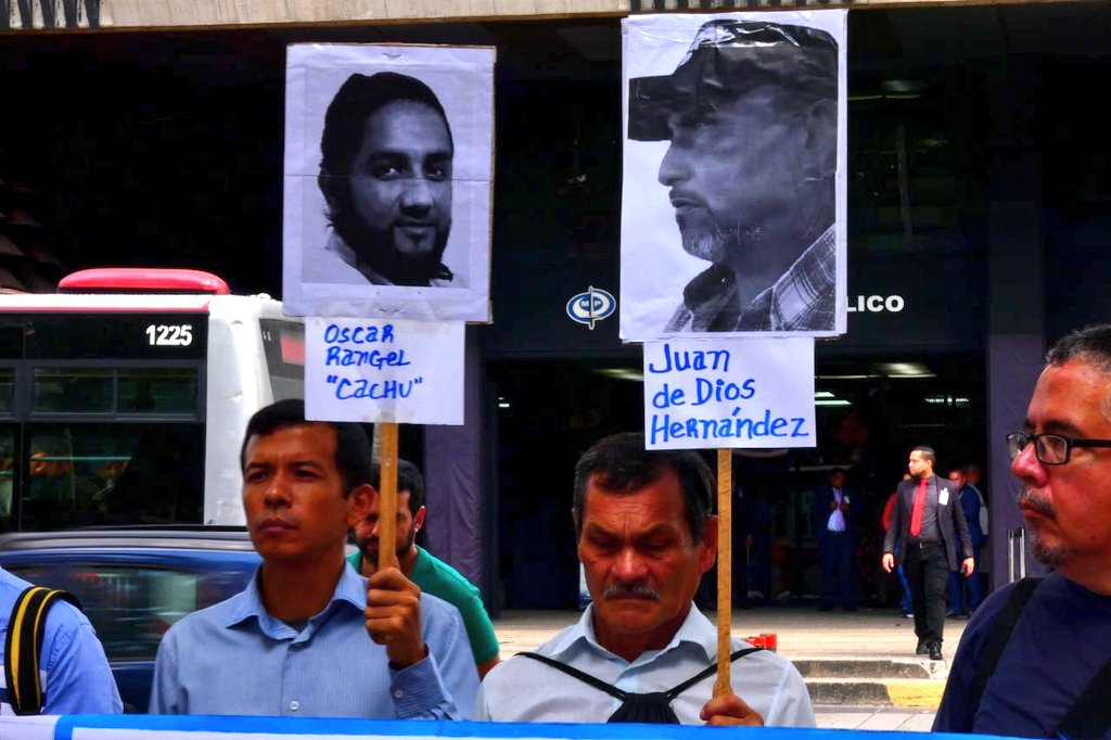 OscarFigueraPCV's tweet photo. #31Oct Una vez más acudimos al Ministerio Público a exigirle al Fiscal General de la República que investigue los casos de los militantes del Partido Comunista de Venezuela @PCV_Venezuela asesinados en los últimos años.

¡Basta de impunidad! https://t.co/tCB9IrOp37