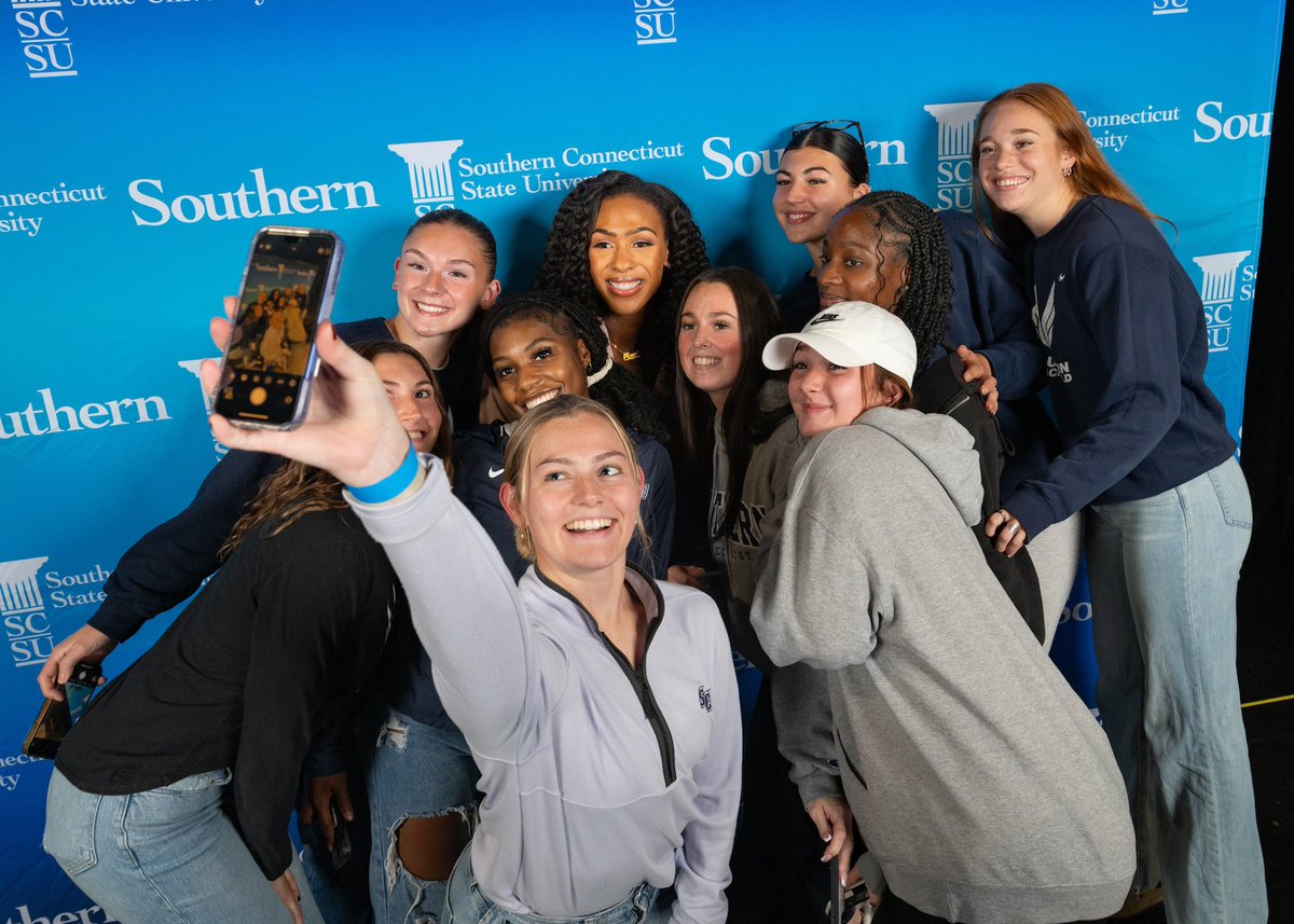 trackqueenlex's tweet photo. The most heartwarming welcome home💙
Thank you to SCSU and everyone who helped to make last night possible, for giving me the opportunity to inspire multiple generations with my journey to Olympic Gold💙🇺🇸🥇 https://t.co/uXehdVuXbz