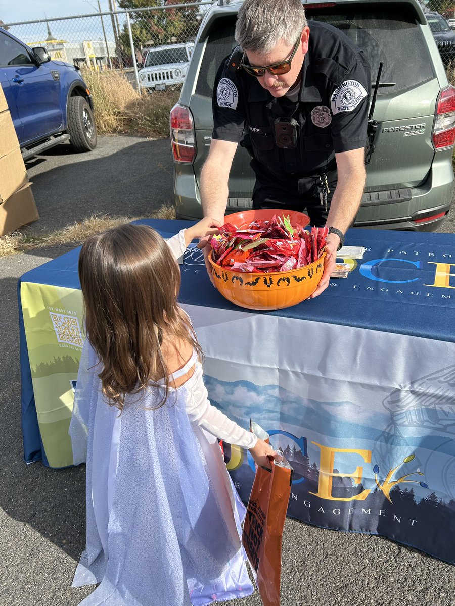 wastatepatrol's tweet photo. Don't let your Halloween night end in a fright! We want you to have a happy and safe #Halloween 

Let's work together to keep Halloween enjoyable and safe for everyone. 

Tips for drivers and pedestrians/trick-or-treaters: https://t.co/xFVc7MydZ5

#YourWSP #DriveSafe #WalkSafe https://t.co/UZJ4pNjIED