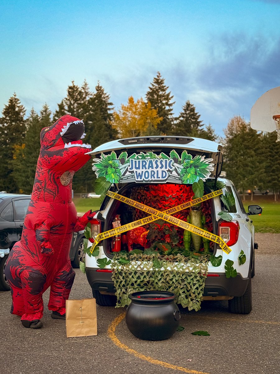 wastatepatrol's tweet photo. Don't let your Halloween night end in a fright! We want you to have a happy and safe #Halloween 

Let's work together to keep Halloween enjoyable and safe for everyone. 

Tips for drivers and pedestrians/trick-or-treaters: https://t.co/xFVc7MydZ5

#YourWSP #DriveSafe #WalkSafe https://t.co/UZJ4pNjIED