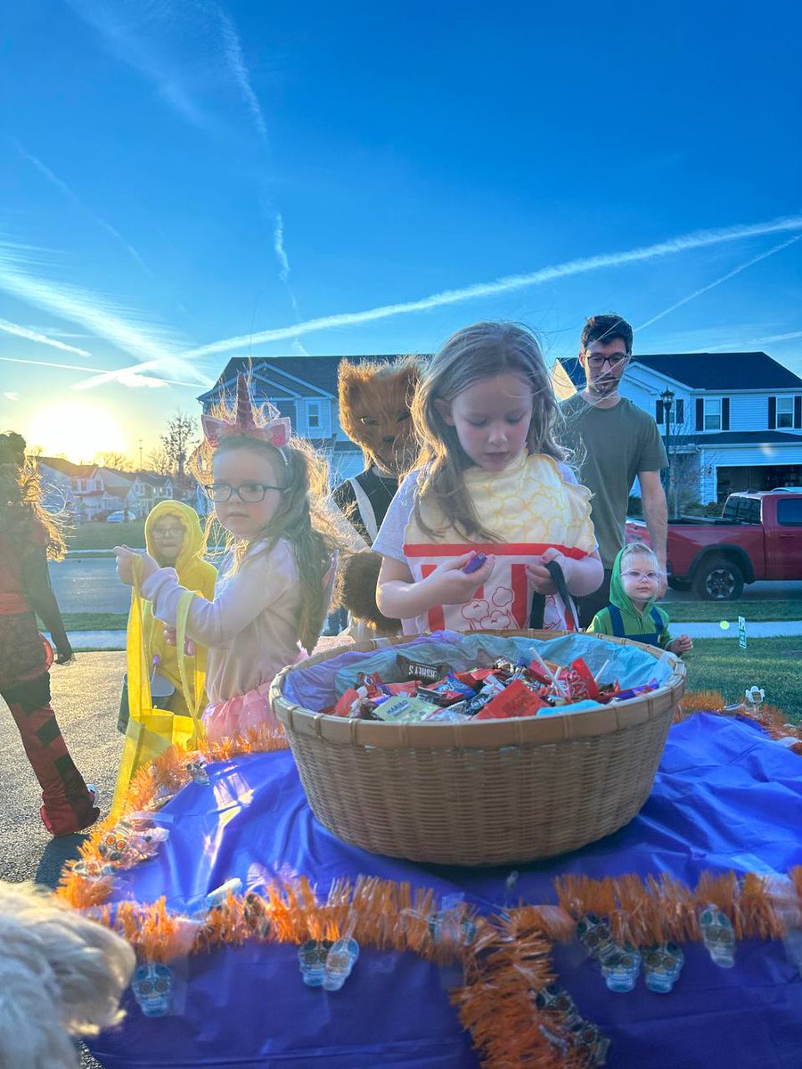 NikkiAllenCCA's tweet photo. Endless streams of children, filled with the joy of seeking candy, happily approached me. They wore various costumes, their faces beaming with happy smiles, adding infinite childlike fun and charm to this mysterious holiday.
#Halloween #Joy #USA https://t.co/TXvSsfmGGM