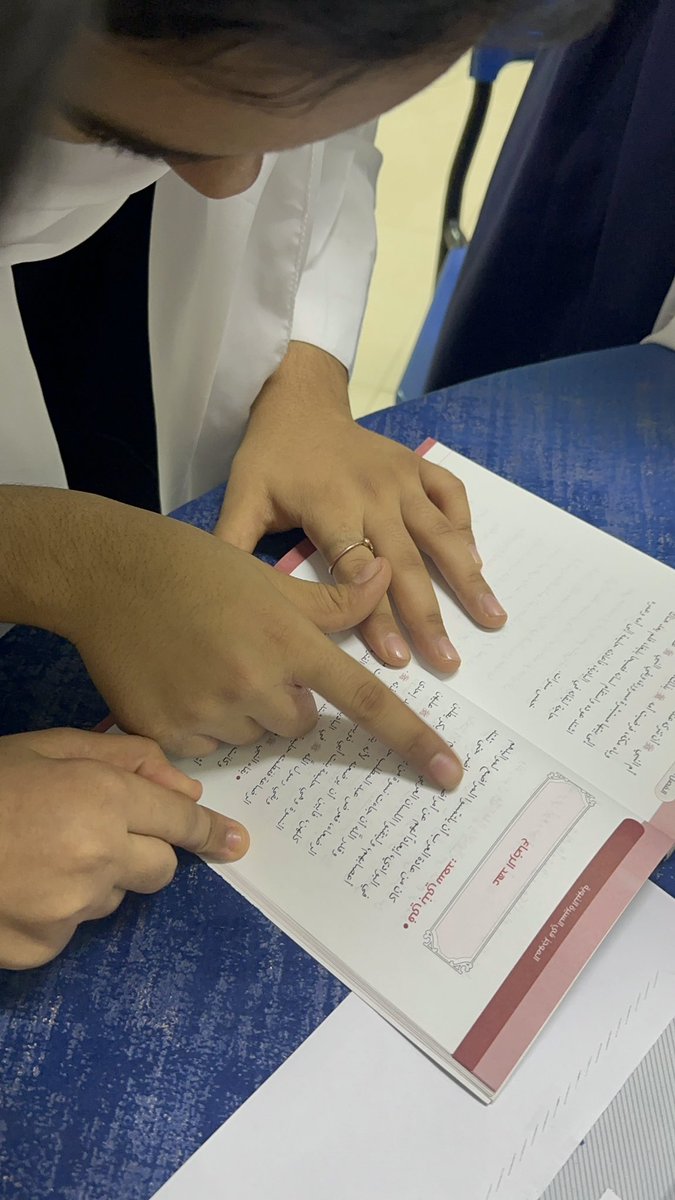 EduGovSsq5135's tweet photo. @ictoman @LRC20201 @FulijLrc وختام فعاليات (لـ نقرأ ونفكر ونحلق لأبعد مدى ) مسابقة تحدي سطور من نور .. وهي تحدي بين فريقين من طالبات الصف السابع، المسابقة تتضمن اسئلة من قسم الديانات موزعة في مركز مصادر التعلم وعلى الطالبات البحث عن اجابة السؤال في عناوين الكتب المشار اليها في بطاقة كل سؤال. https://t.co/wgvCgvzy3M