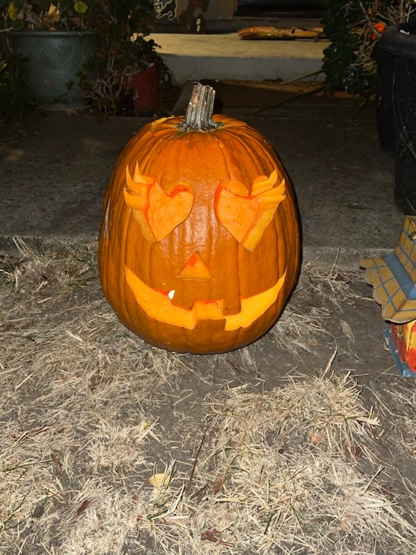 PriscillaPetra1's tweet image. She very cutesy,  very demure 💅💅💅💅🧡🖤. This is my pumpkin Jackolynn 🎃🎃🎃 ! #HappyHalloween #Pumpkin #Demure #Queen 🙆🏻‍♀️.