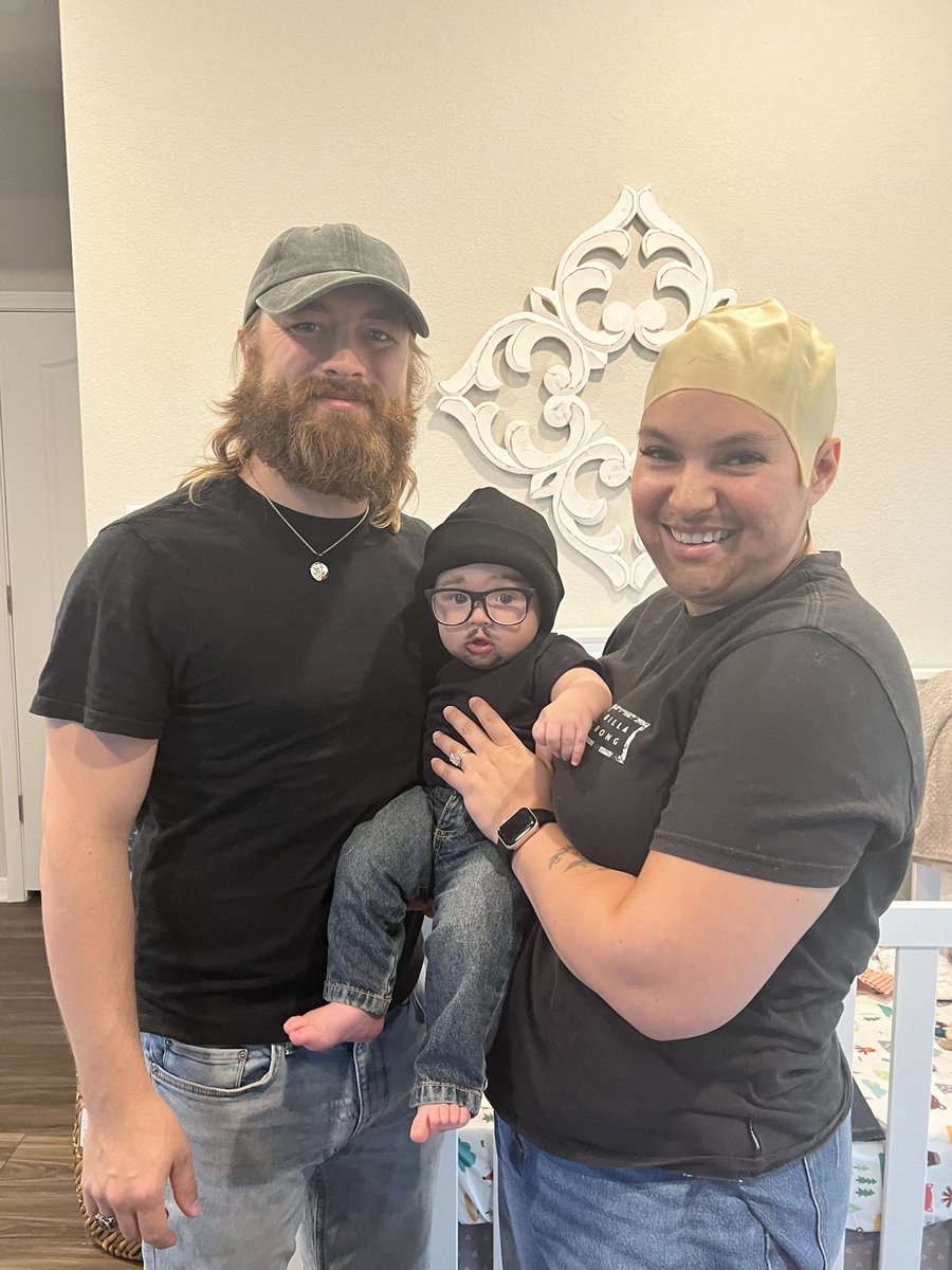 insanity_601's tweet photo. I’m just saying, no one has ever seen Zak Bagans, Aaron Goodwin, Billy Tolley, me, my son, and my husband in the same room 🤔 👻 @GhostAdventures @Zak_Bagans @hauntedmuseum @AaronGoodwin https://t.co/QrDqnwZIHU
