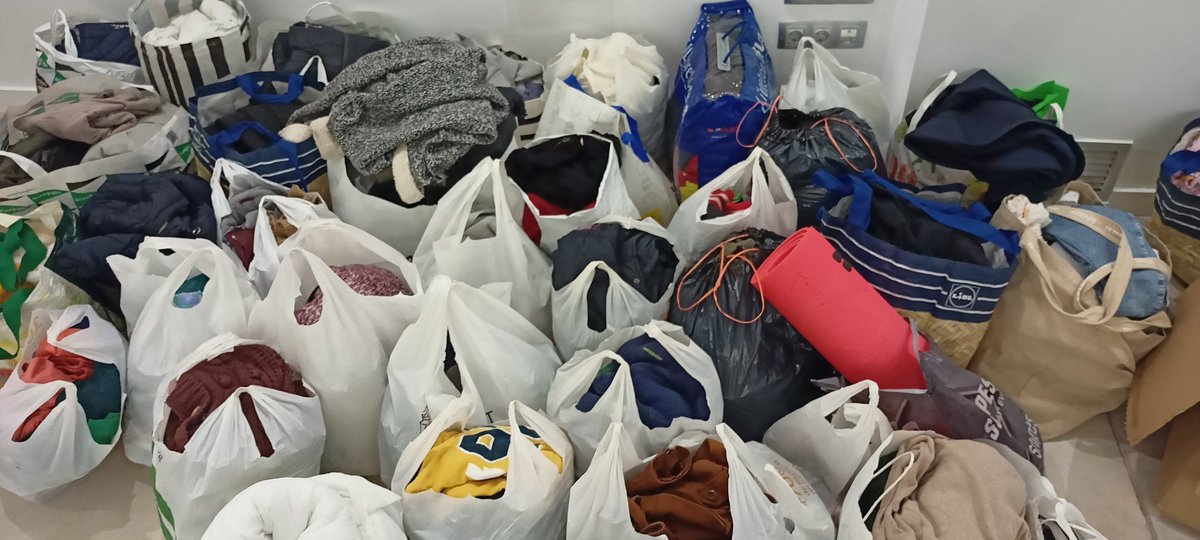 El primer coche de #ayudaChiva llegó cargado hasta arriba, en casi 2 horas. A ver cómo llevamos esto mañana, pero MILLONES DE GRACIAS por la ayuda #DANA  COMPÁRTELO!!