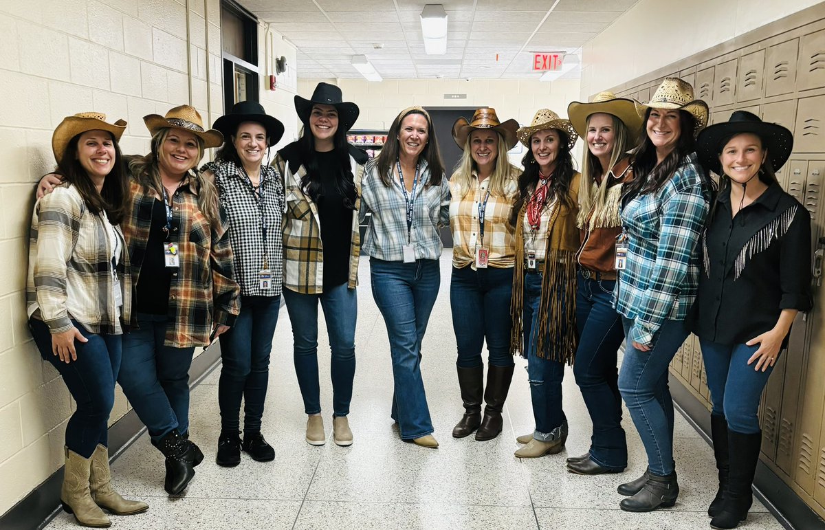 MrsQuezadaBHS's tweet photo. Happy Halloween from the BHS Special Education Department! 🤠🎃 👻 https://t.co/RyPzFQlEuo