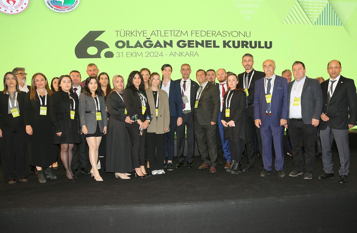atletizmdunyasi's tweet photo. Türkiye Atletizm Federasyonu'na başkan seçilen Ahmet Karadağ, federasyonun merkez ofisindeki personelle bir arada... TAF Yönetim Kurulu, ilk toplantısını yarın Balgat'taki merkez ofiste gerçekleştirecek. https://t.co/fX5zUeMUI3