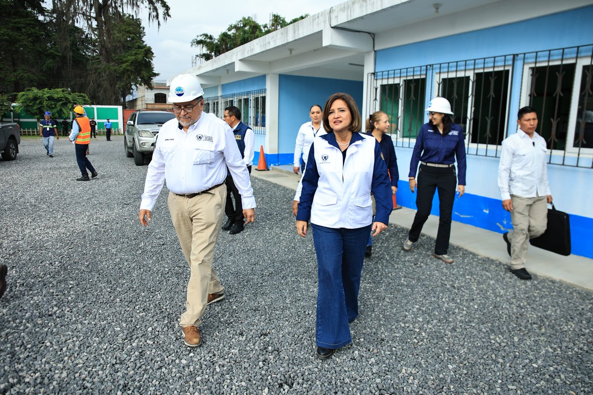 MagaGuatemala's tweet photo. #Chimaltenango | La vicepresidenta @KarinHerreraVP, junto con el ministro @MaynorEstradaGT y la viceministra del #VISAN, Klemen Gamboa, supervisó las bodegas de la Reserva Estratégica de Granos Básicos del #INDECA, con el fin de seguir atendiendo a las familias guatemaltecas en situaciones de emergencia.