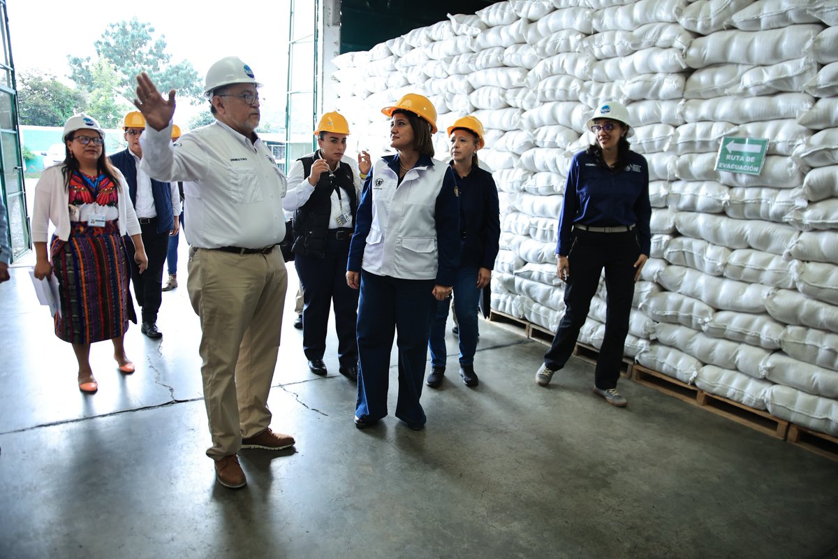 MagaGuatemala's tweet photo. #Chimaltenango | La vicepresidenta @KarinHerreraVP, junto con el ministro @MaynorEstradaGT y la viceministra del #VISAN, Klemen Gamboa, supervisó las bodegas de la Reserva Estratégica de Granos Básicos del #INDECA, con el fin de seguir atendiendo a las familias guatemaltecas en situaciones de emergencia.