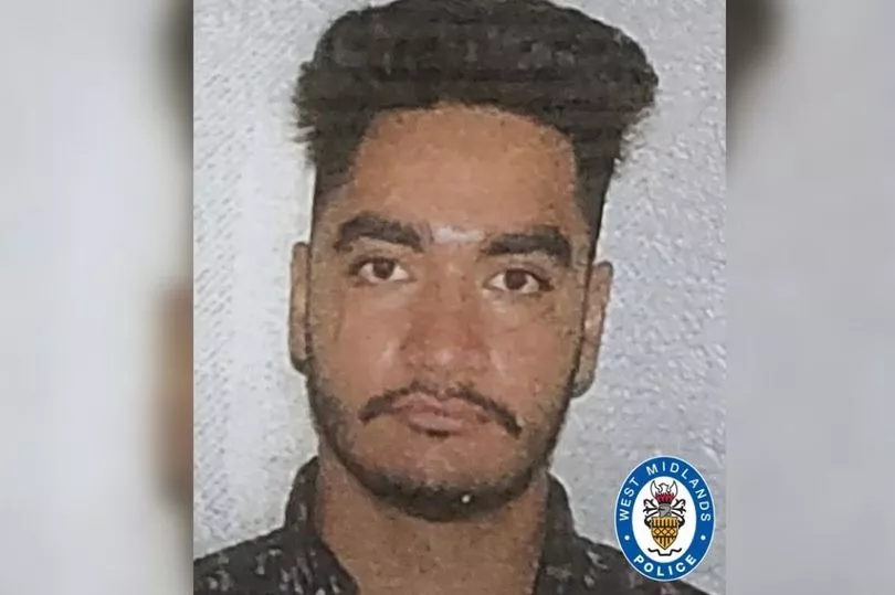 DavidSocialX's tweet photo. Police continuing hunt for man after young woman raped in Coventry
Detectives want to speak to 23-year-old Amrit Chahal following an incident at Gosford Park.
https://t.co/hTEENOFBbc https://t.co/oLNDA990x0