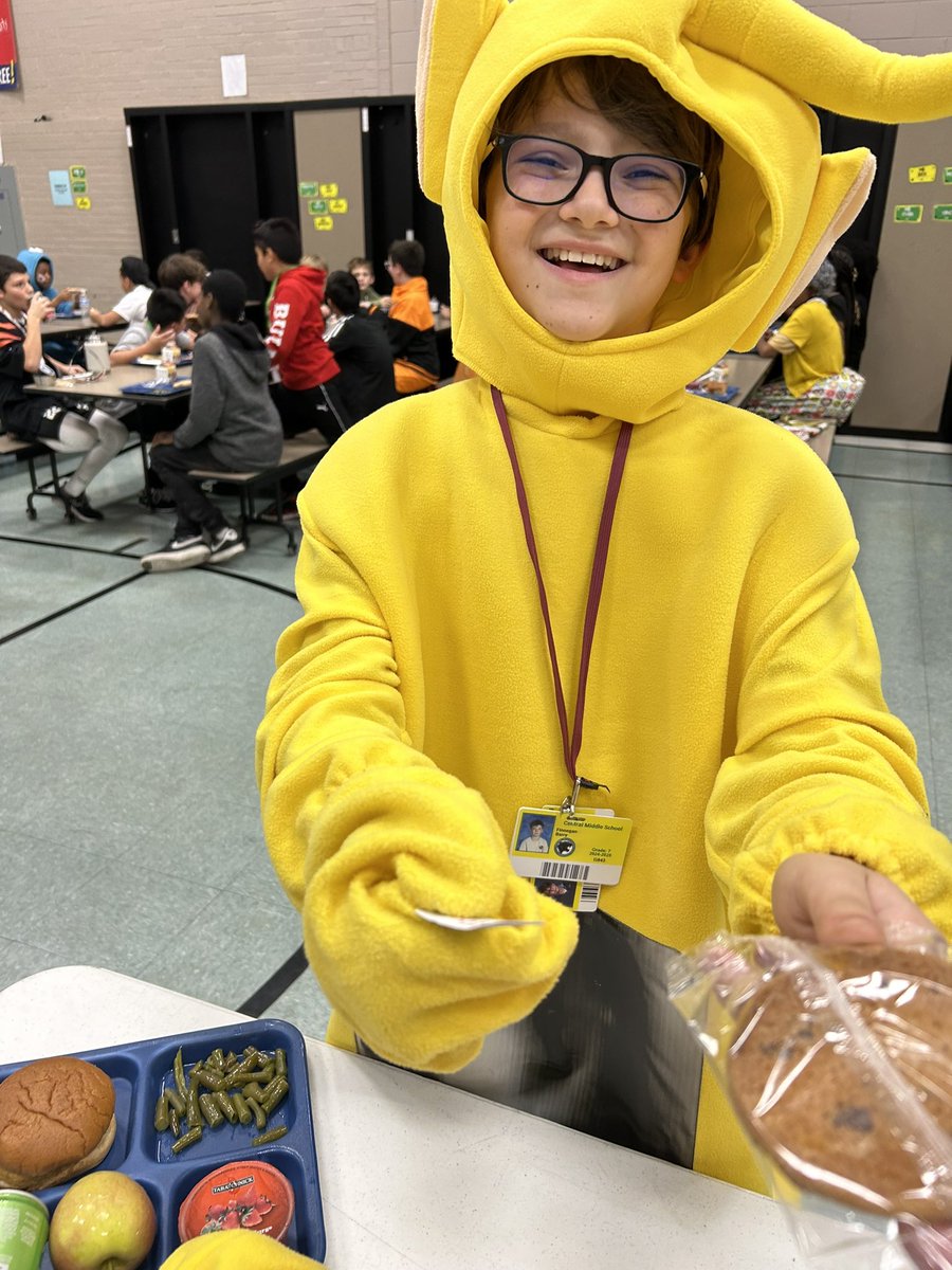 We have all the treats today! Students who came to school with their Chromebook charged this morning were treated to a chocolate chip cookie at lunch. We love celebrating our students! 💚⭐️🍪#BeEvergreen