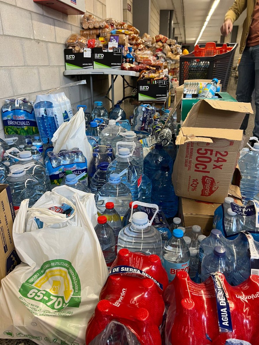 Nos transmiten desde <a href="/fvmpendirecto/">FVMP</a> que los ayuntamientos que quieran colaborar con los afectados por la #DANA recojan agua, leche, alimentos no perecederos y artículos de limpieza personal. 

Las entidades locales que colaboren se encargarán de  clasificar los productos y luego