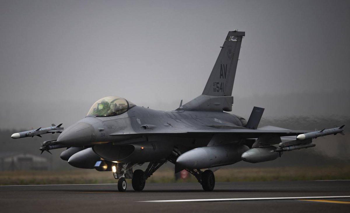 siyahsancakx's tweet photo. 🔵 Türkiye, yeni alınacak F-16'ların ilk taksitini ABD'ye ödedi.

Türkiye'nin aynı dönemde 40 adet F-16 ve 20 adet Eurofighter savaş uçağı tedarik etmesi durumunda, Türk Hava Kuvvetleri Avrupa'nın en büyük gücü olacak. 🇹🇷 https://t.co/HUDVKsYTas